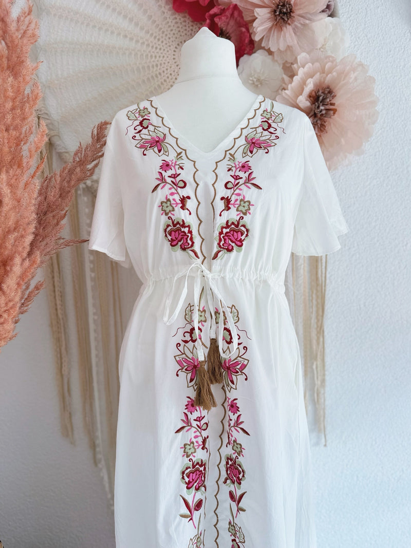 MAXIKLEID MIT BLUMENSTICKEREIEN IN WEIß- VERSCH. GRÖßEN