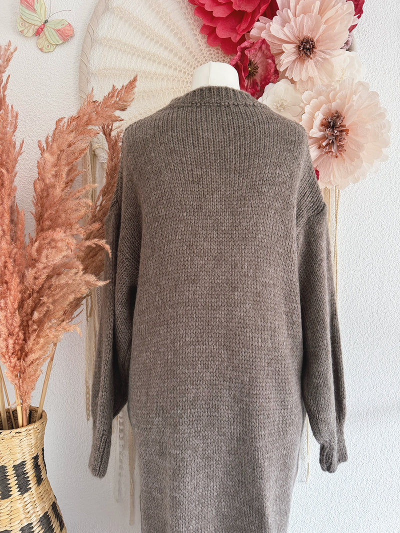 KUSCHELIGES STRICKKLEID MIT SPITZENSAUM IN BRAUN - ONE SIZE -