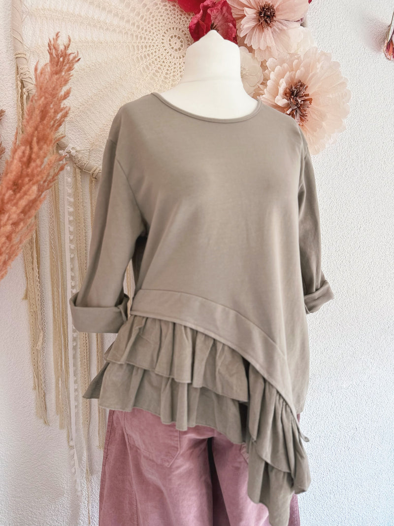 ASYMMETRISCHES LONGSLEEVE MIT VERSPIELTEM VOLANT-DETAIL IN GRAU - ONE SIZE
