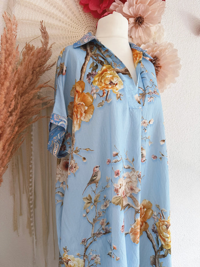 OVERSIZE KLEID MIT VOGELPRINT & PFINGSTROSEN IN BLAU - ONE SIZE -