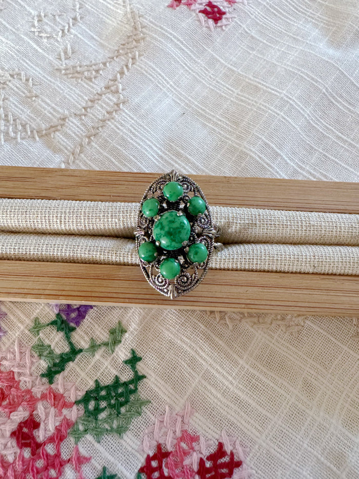 FILIGRANER VINTAGE-RING MIT GRÜNEN STEINEN