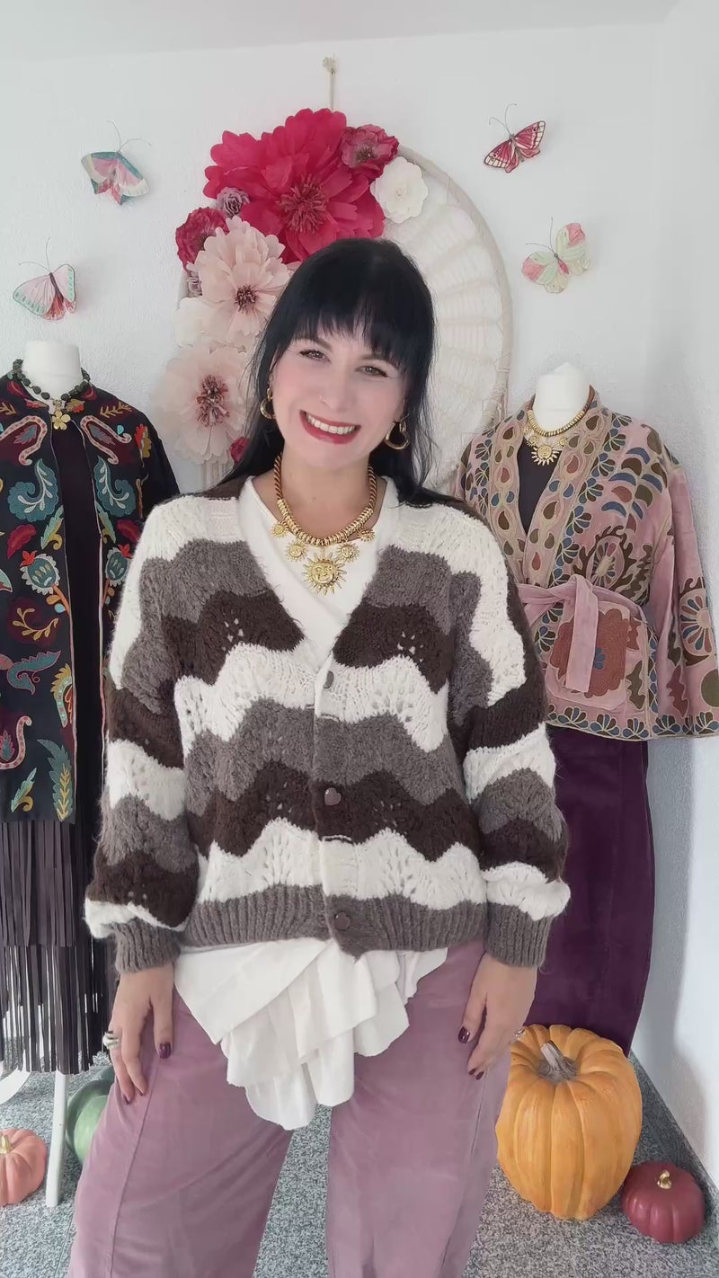 KUSCHELIGE STRICKJACKE MIT HERZIGEN KNÖPFEN IN BRAUN - ONE SIZE -