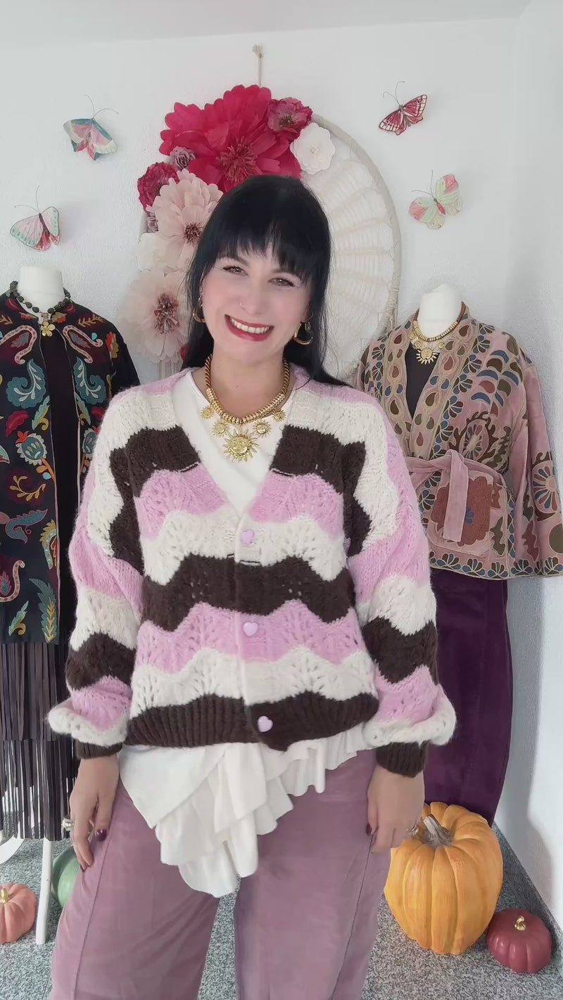 KUSCHELIGE STRICKJACKE MIT HERZIGEN KNÖPFEN IN ROSA - ONE SIZE -