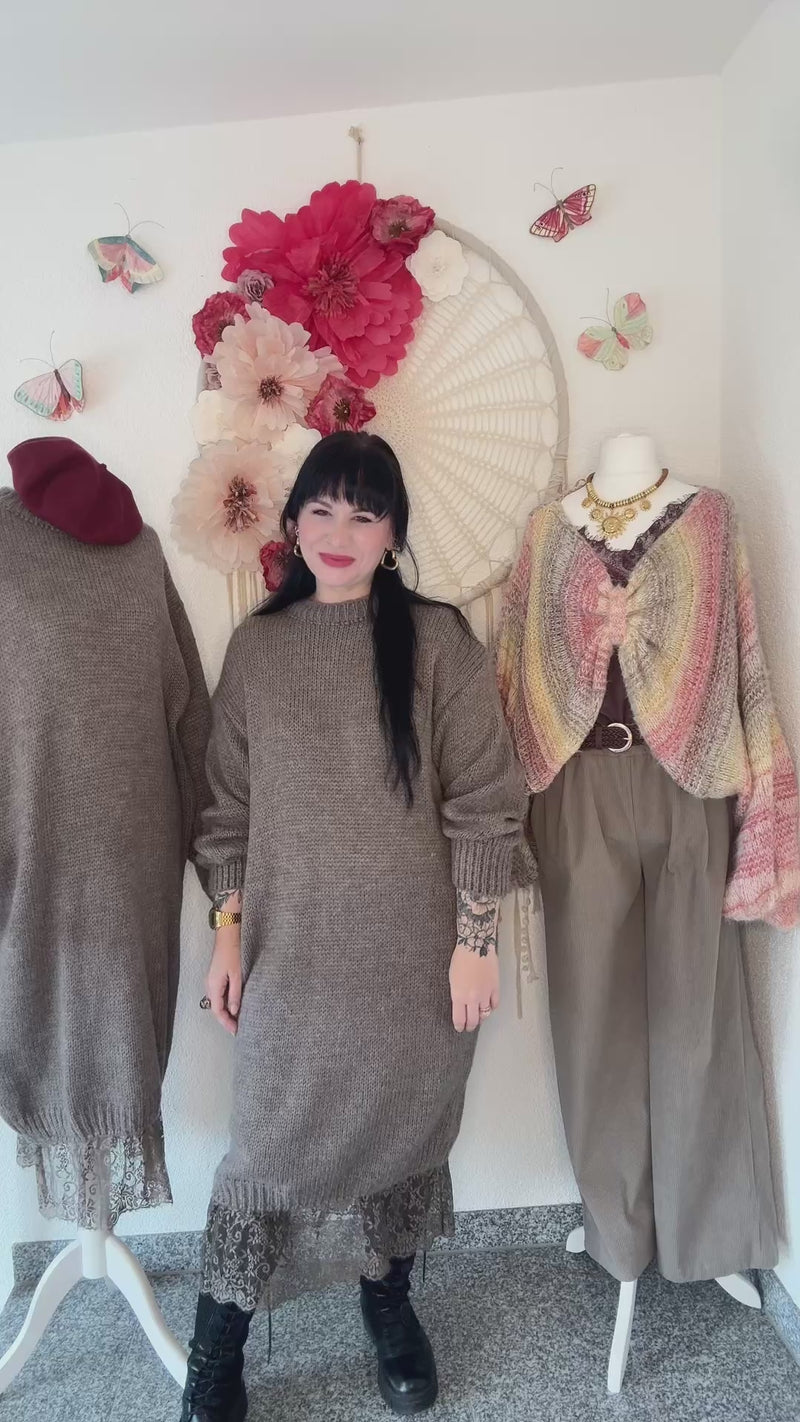 KUSCHELIGES STRICKKLEID MIT SPITZENSAUM IN BRAUN - ONE SIZE -