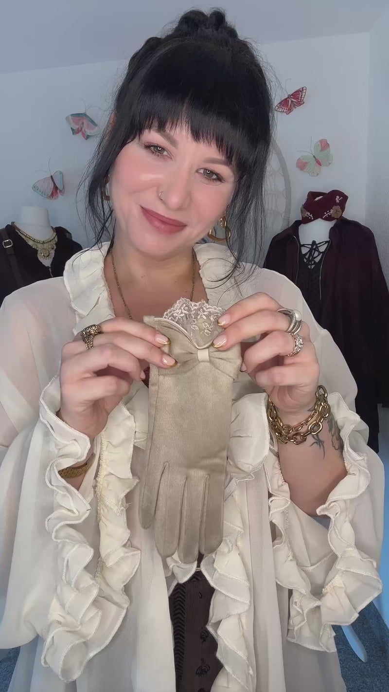 HANDSCHUHE MIT SCHLEIFE & SPITZE IN WILDLEDEROPTIK - BEIGE -