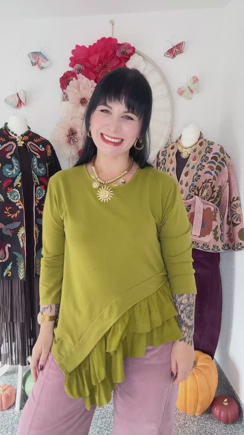 ASYMMETRISCHES LONGSLEEVE MIT VERSPIELTEM VOLANT-DETAIL IN KIWI- ONE SIZE