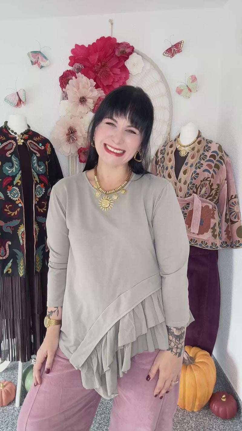 ASYMMETRISCHES LONGSLEEVE MIT VERSPIELTEM VOLANT-DETAIL IN GRAU - ONE SIZE