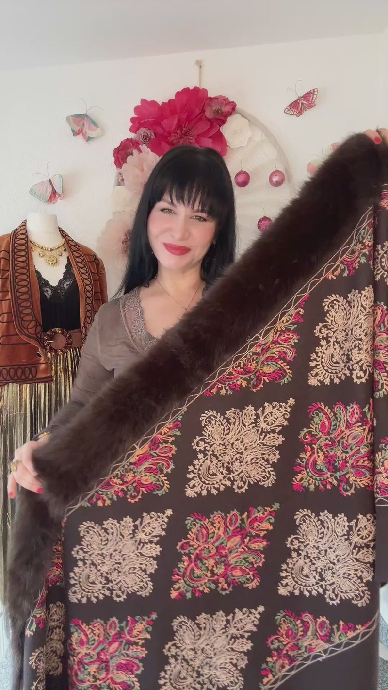 BESTICKTE STOLA MIT KUNSTFELL IN BRAUN