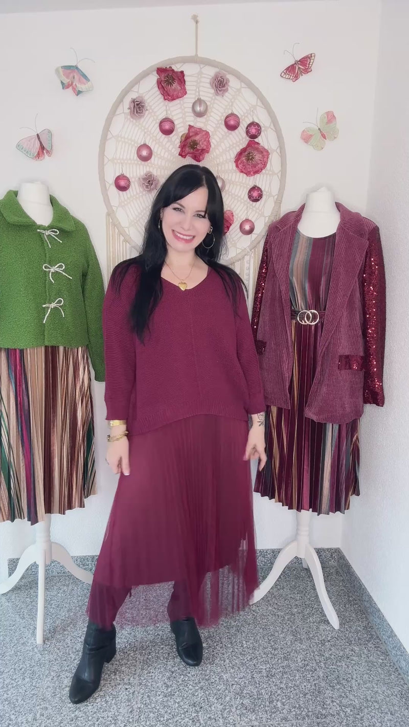 PLISSEEKLEID MIT TÜLL UND STRICKPULLOVER IN BORDEAUX - ONE SIZE -
