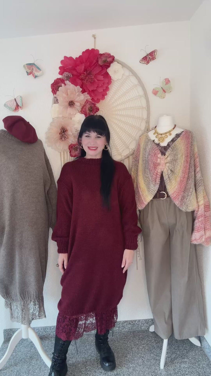 KUSCHELIGES STRICKKLEID MIT SPITZENSAUM IN BORDEAUX - ONE SIZE -