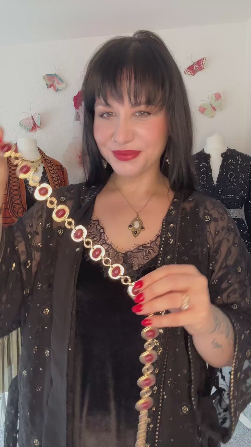 ELEGANTER KETTENGÜRTEL MIT WEINROTEN STEINEN