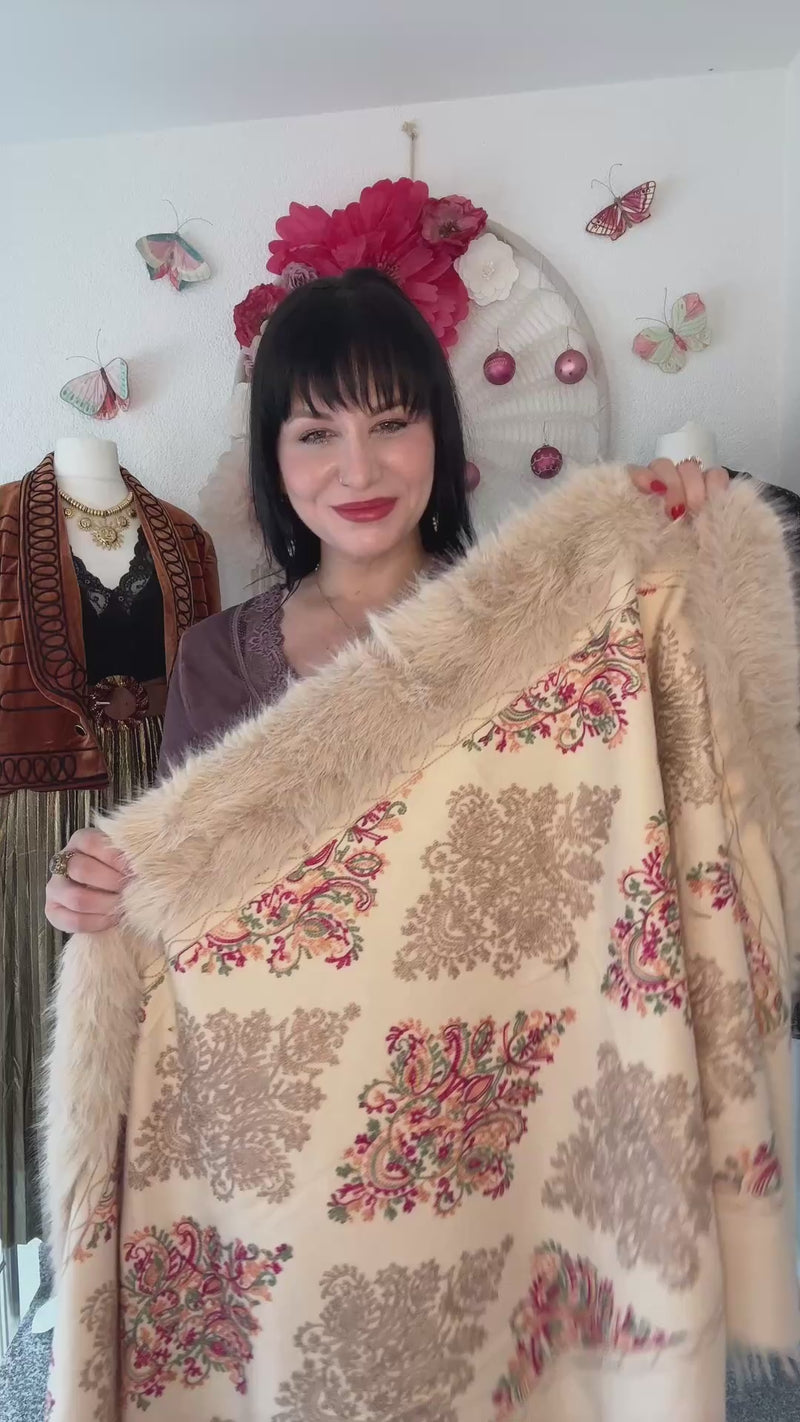 BESTICKTE STOLA MIT KUNSTFELL IN CREME