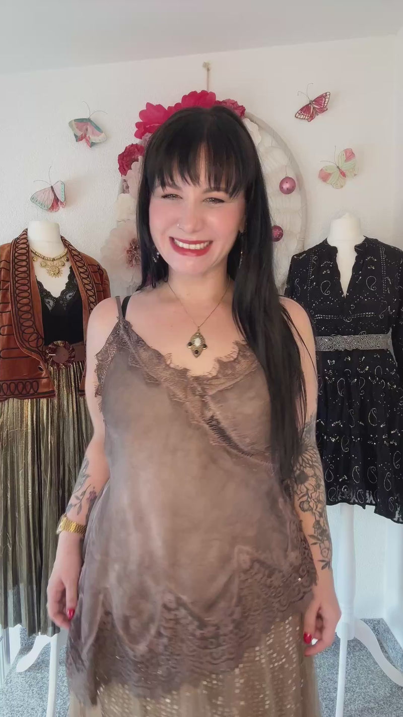 KURZES ASYMMETRISCHES SPITZENTOP IN BRAUN - ONE SIZE -