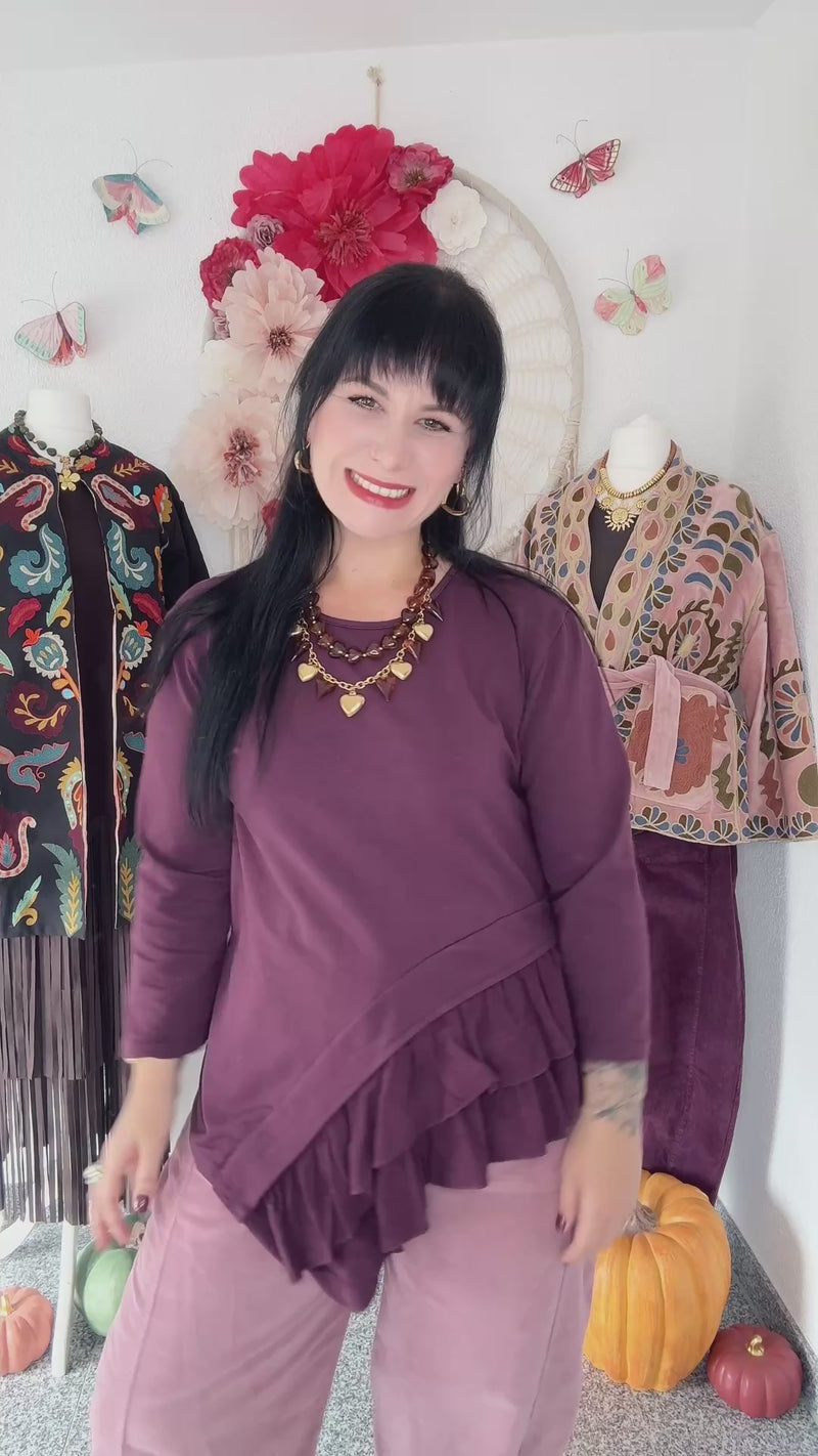 ASYMMETRISCHES LONGSLEEVE MIT VERSPIELTEM VOLANT-DETAIL IN AUBERGINE - ONE SIZE