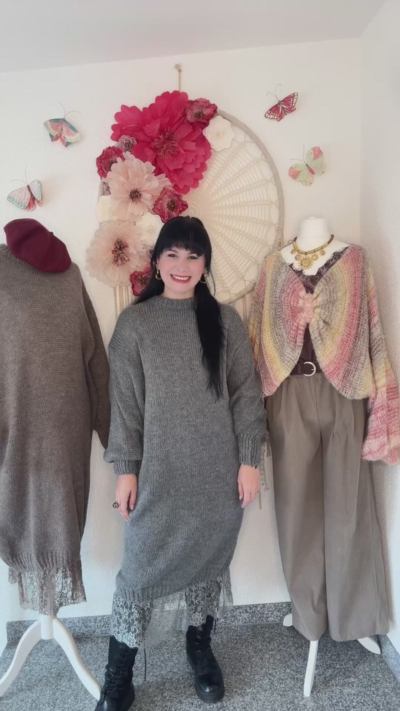 KUSCHELIGES STRICKKLEID MIT SPITZENSAUM IN GRAU - ONE SIZE -