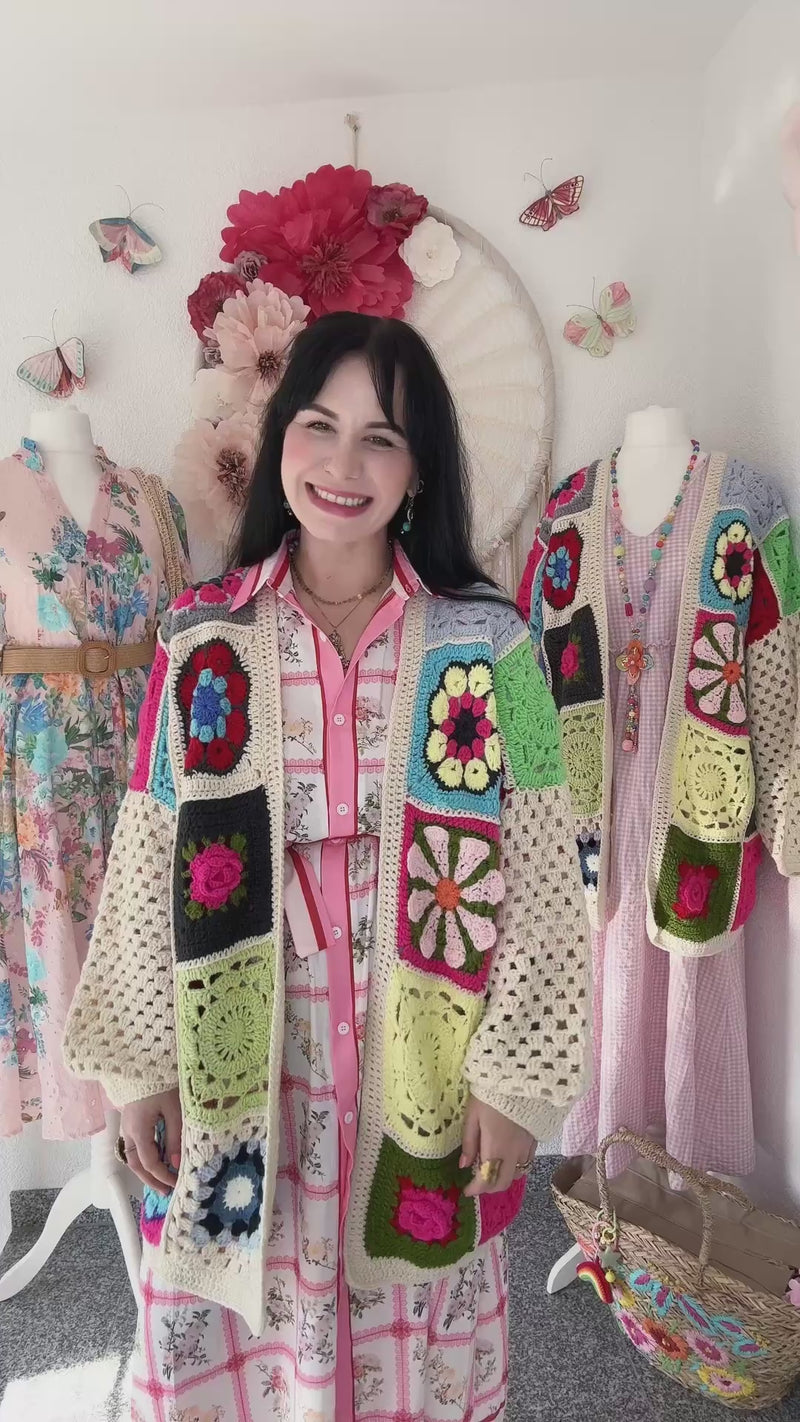 CROCHETCARDIGAN MIT BLÜTENMUSTER & ROSEN - ONE SIZE -