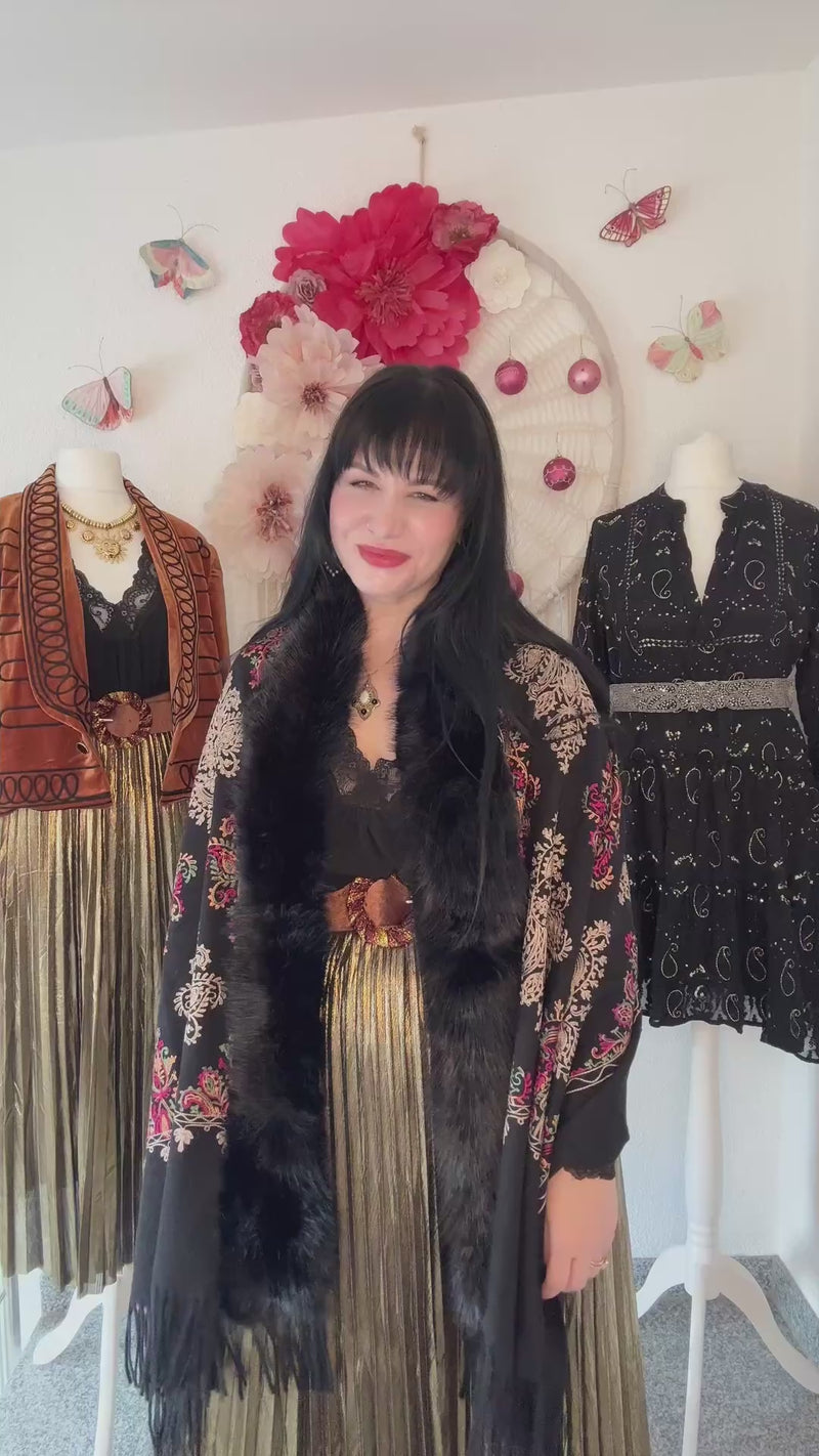 BESTICKTE STOLA MIT KUNSTFELL IN SCHWARZ