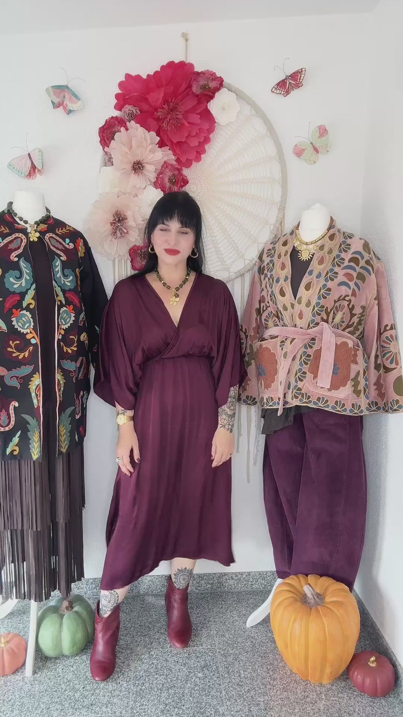 SATINIERTES MIDIKLEID IN AUBERGINE - ONE SIZE -